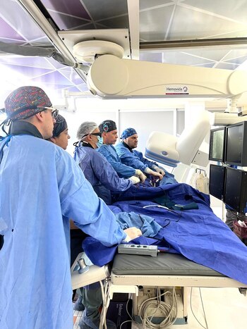 El Dr. Pastor (segundo desde