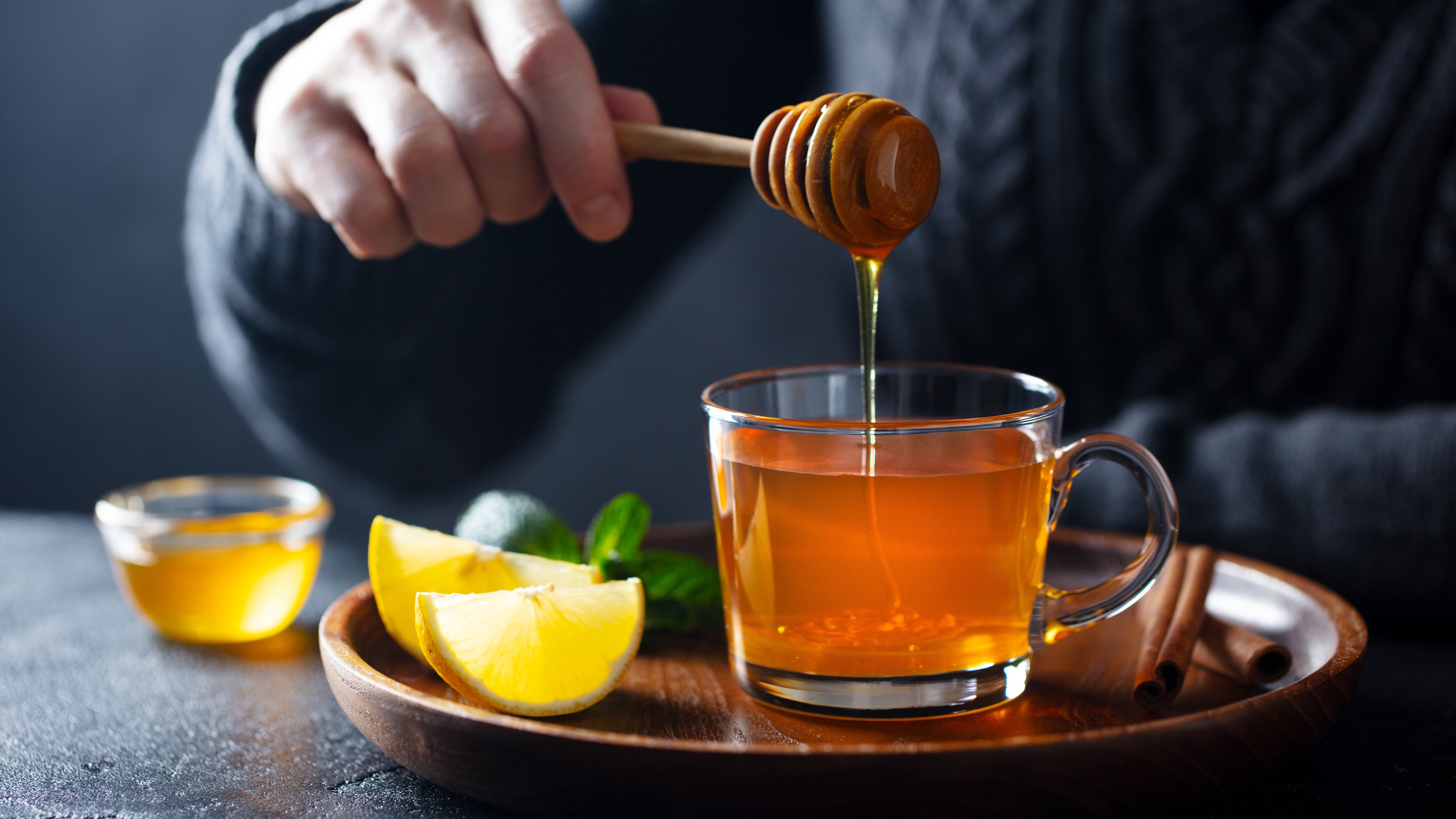 Puedes añadir miel a infusiones de eucalipto, manzanilla o kion para potenciar su efecto calmante y expectorante (Shutterstock)