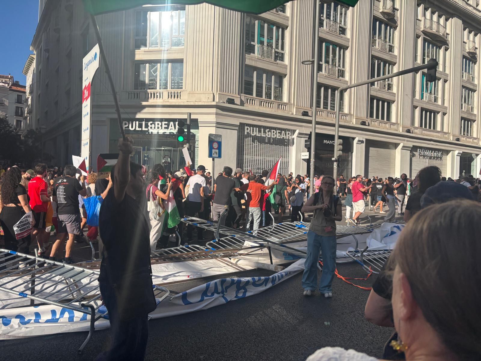 Los manifestantes ocupan la Gran Vía después de tirar las vallas al suelo. (Nel Gómez)