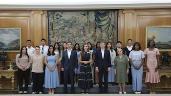 La Reina Letizia recibe en la Zarzuela a 16 jóvenes de Colombia, Perú y Republica Dominicana becados por FMBBVA