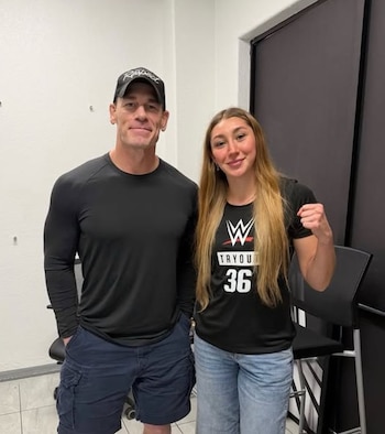 Regina Tarín junto a John