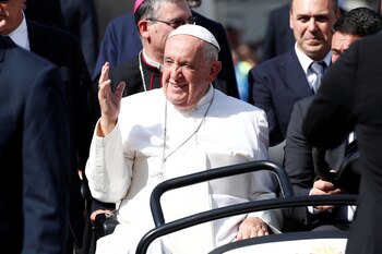 El papa saluda a los