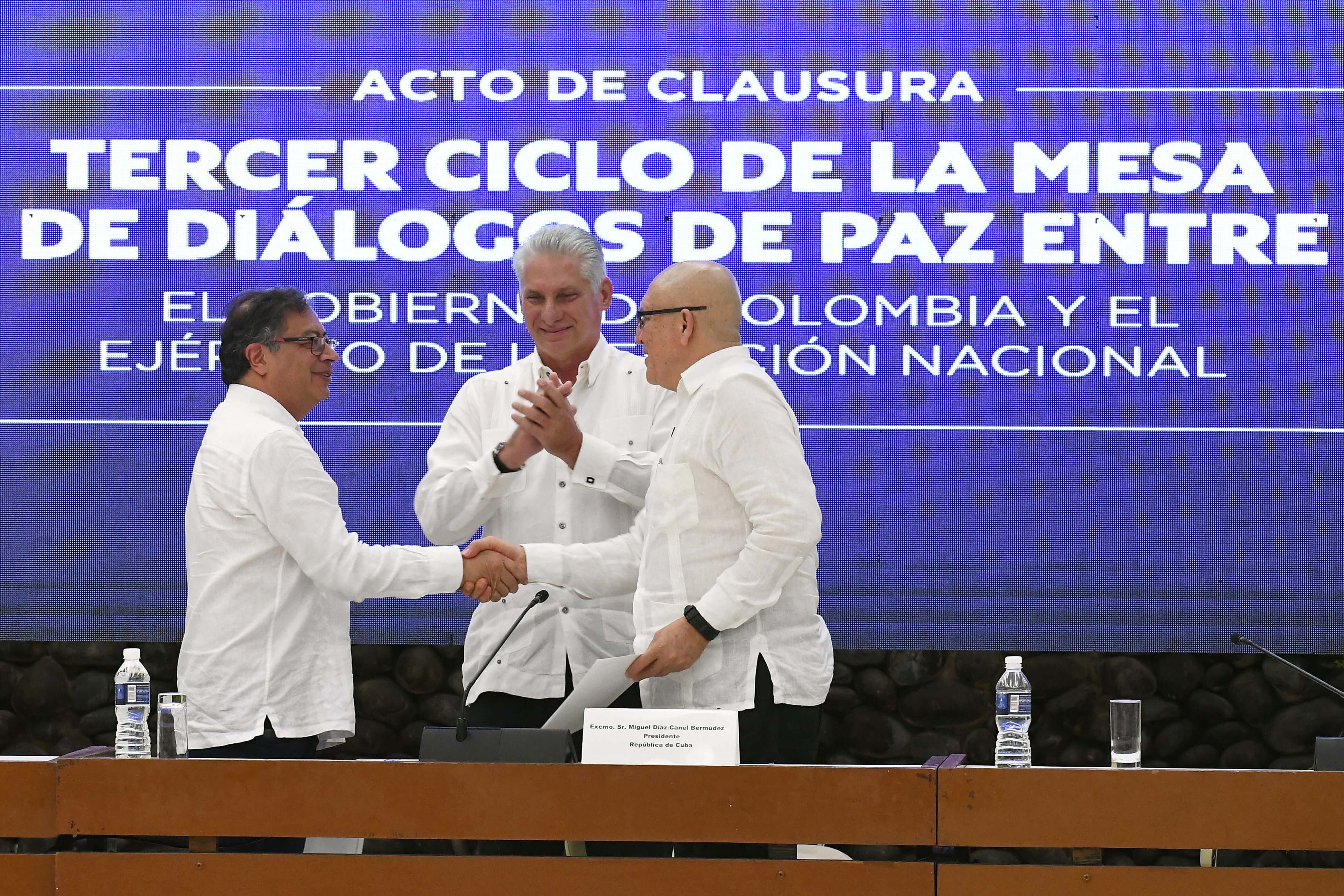 09/06/2023 HAVANA, June 10, 2023 -- Cuban President Miguel Diaz-Canel (C) applauds as Colombian President Gustavo Petro (L) shakes hands with the first commander of the National Liberation Army Antonio Garcia (R) at the closing ceremony of the third round of peace talks between the Colombian government and the guerrilla group National Liberation Army in Havana, Cuba, June 9, 2023. The Colombian government and the guerrilla group National Liberation Army (ELN) declared a six-month ceasefire here on Friday after ending the third round of peace talks. Both sides agreed to participate in the process of constructing peace in society and get prepared for a bilateral, national, and temporary ceasefire agreement.POLITICA Europa Press/Contacto/Joaquin Hernandez