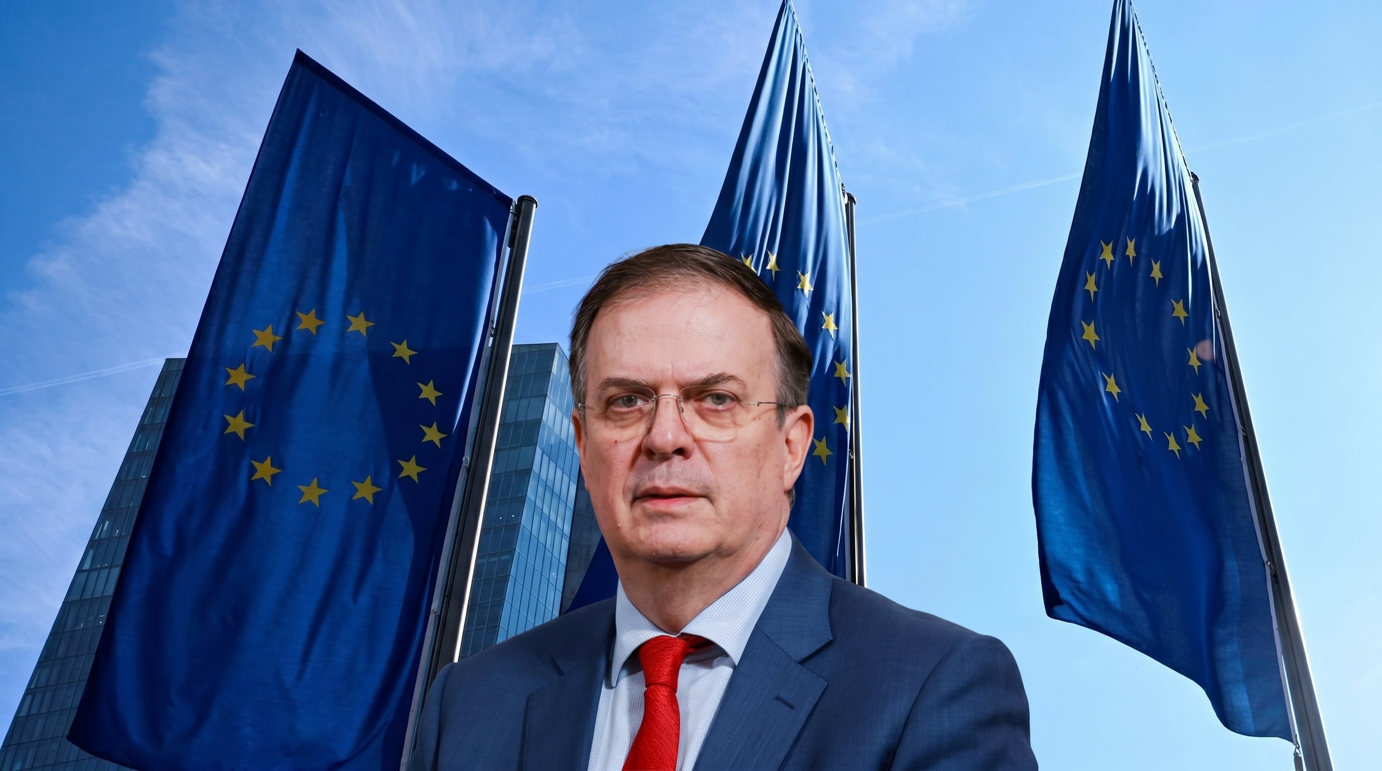 Marcelo Ebrard, exsecretario de Relaciones Exteriores de México, posa frente a banderas de la Unión Europea en un evento diplomático importante. (Imagen Ilustrativa Infobae)