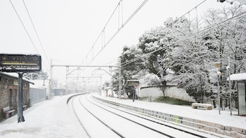 Kristin deja vehículos atrapados, autovías