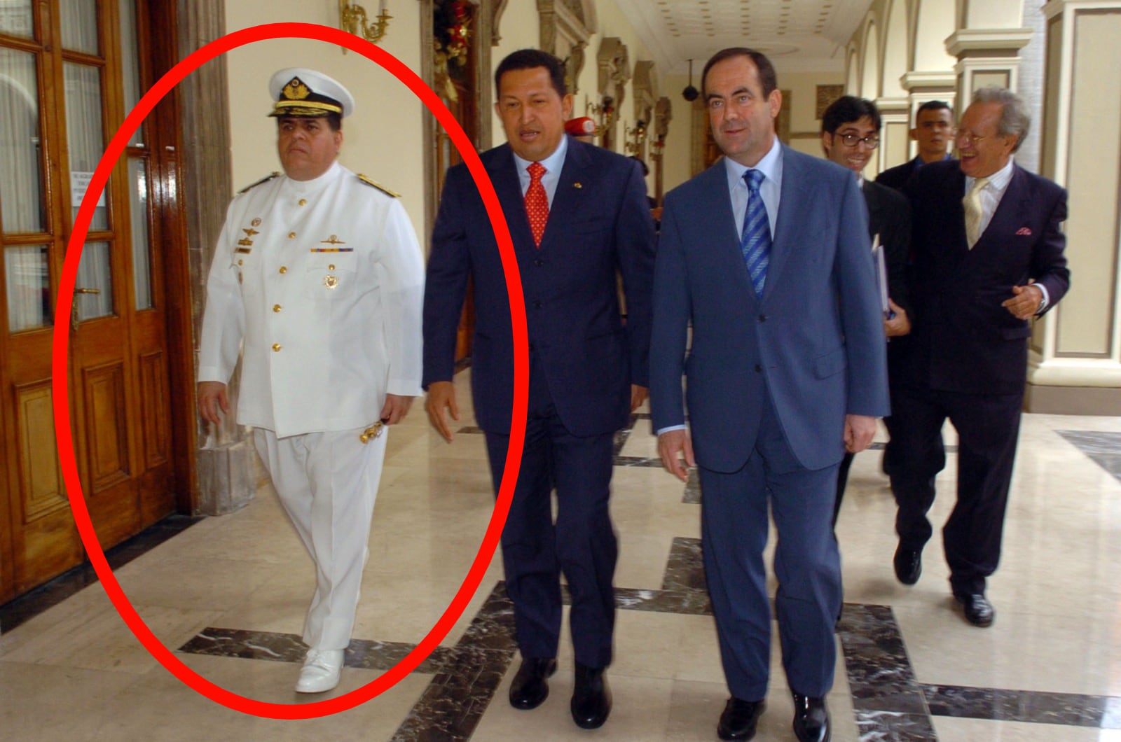 De izquierda a derecha el, en ese entonces, ministro de Defensa Venezuela, Almirante Orlando Maniglia, el Presidente de Venezuela Hugo Chávez y el ministro de defensa José Bono español en el Palacio de Miraflores en Caracas, Venezuela, en 2005- crédito Ministerio de Defensa de España