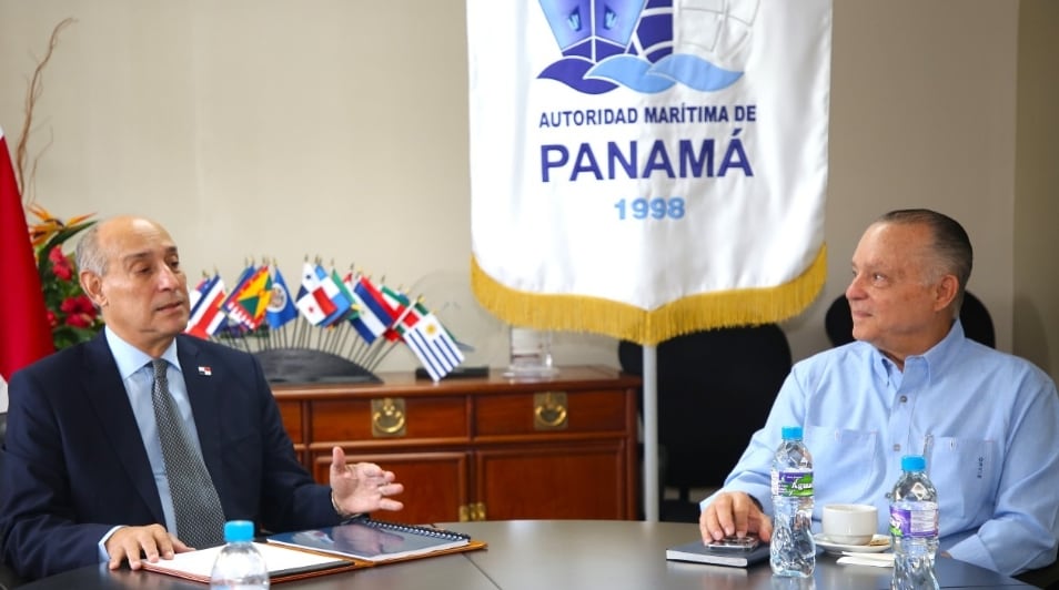 Luis Roquebert, administrador de la Autoridad Marítima de Panamá (izq), junto a Alberto Alemán Zubieta, asesor del presidente Mulino en temas marítimos y desarrollo logístico. (Archivo-AMP)