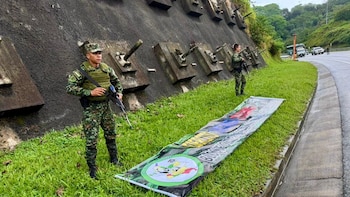 Ejército destruyó vallas y afiches