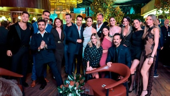 Suéter liso y reloj discreto: así fue captado Emilio Azcárraga en la exclusiva fiesta de Televisa que es criticada