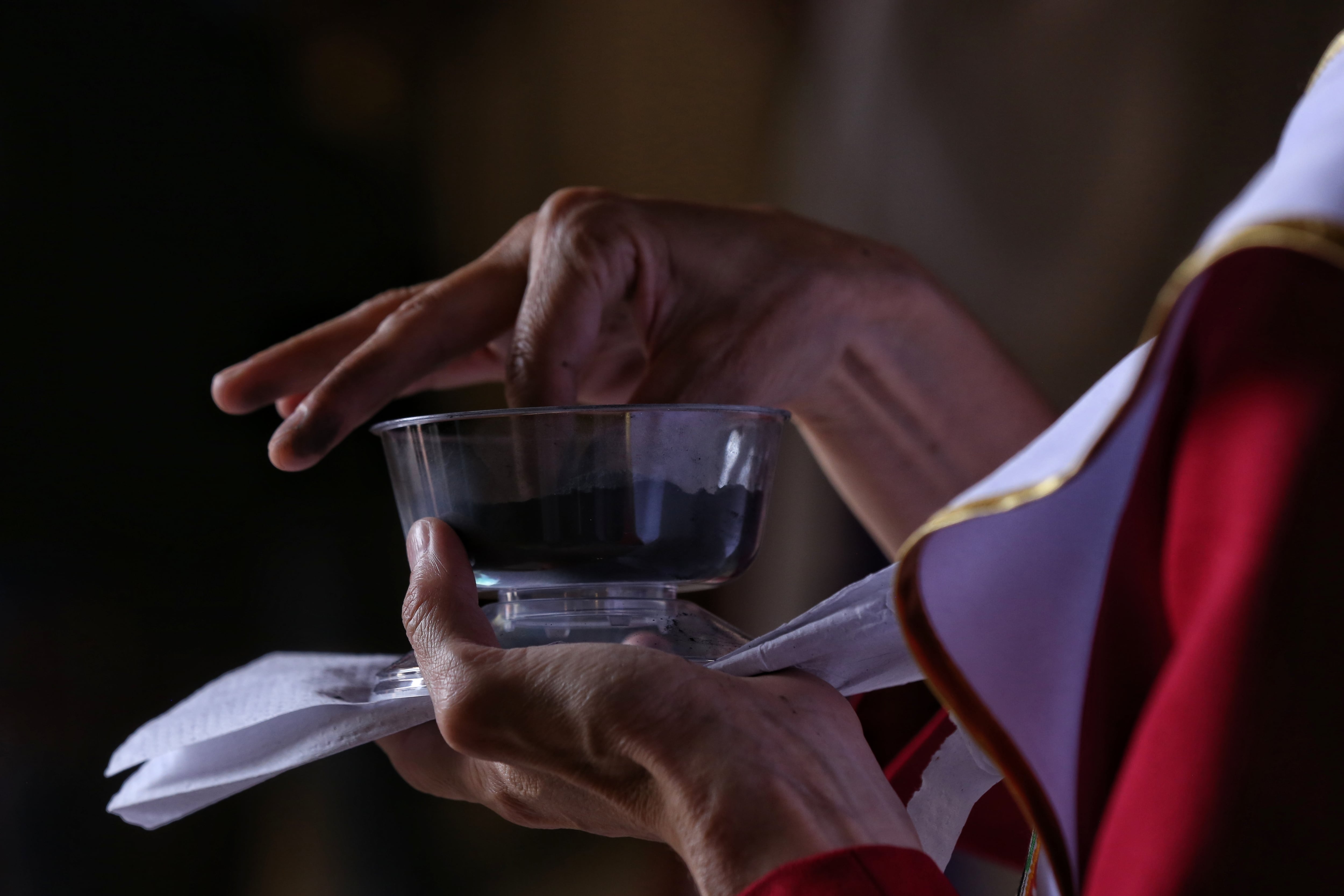 El uso de las cenizas representa un ciclo litúrgico que entrelaza el Domingo de Ramos con un llamado a la penitencia y la reflexión cristiana - crédito Camila Díaz/Colprensa