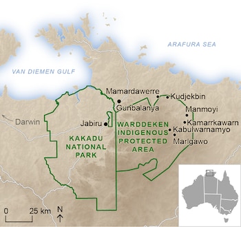 Mapa del norte de Australia con líneas verdes que delimitan el Parque Nacional Kakadu y el Área Protegida Indígena Warddeken