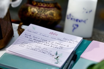 Las notas se colocan fuera de la antigua casa de la difunta cantante irlandesa Sinead O'Connor el día de su cortejo fúnebre, en Bray, Irlanda, el 8 de agosto de 2023. REUTERS/Clodagh Kilcoyne