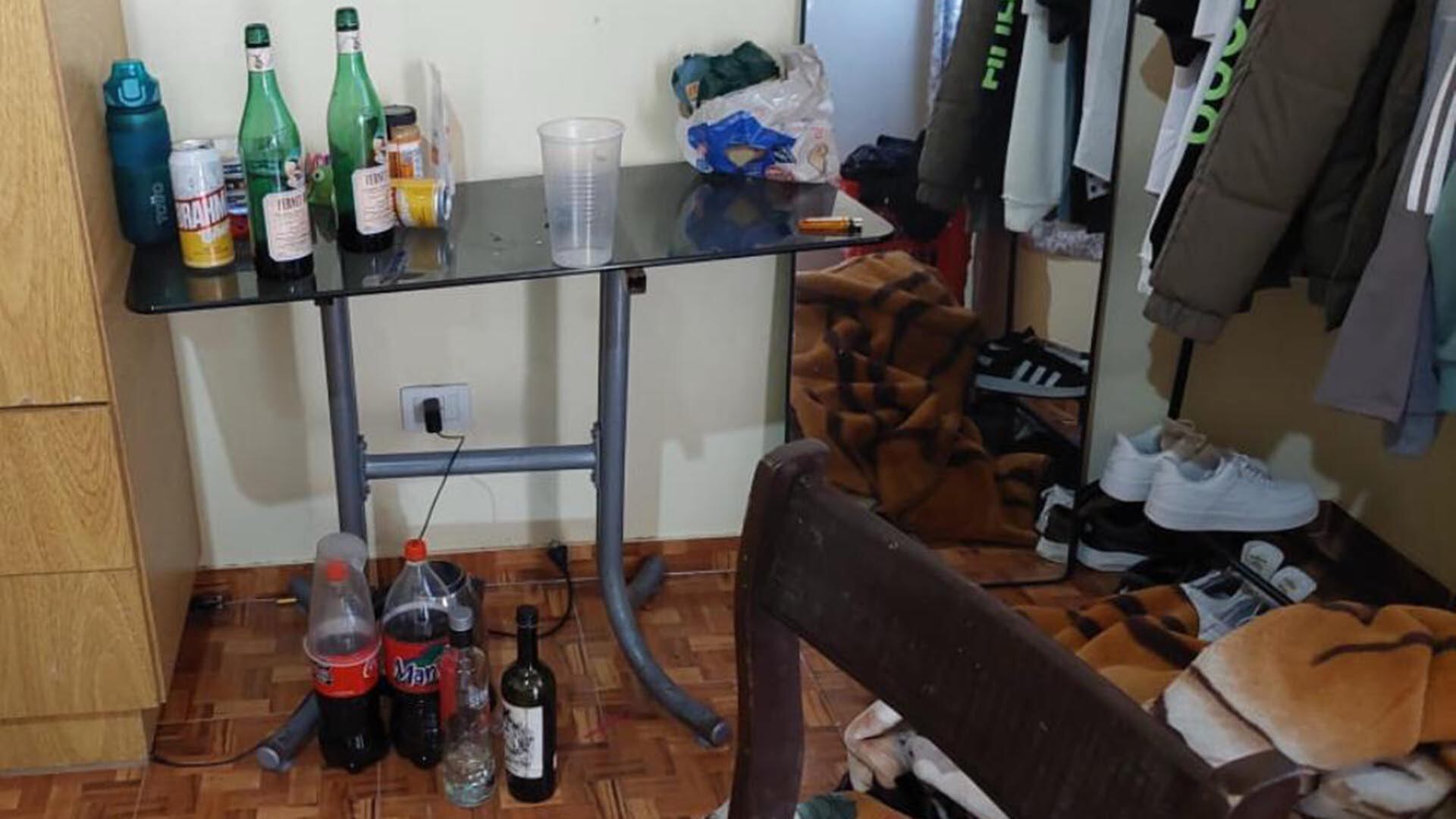 Botellas de alcohol en la escena del crimen