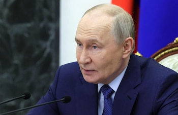 El presidente de Rusia, Vladímir Putin, durante una reunión acerca de cuestiones económicas en el Kremlin, Moscú, el 15 de mayo de 2026. (Mikhail Metzel, Sputnik, Kremlin Pool Foto via AP)