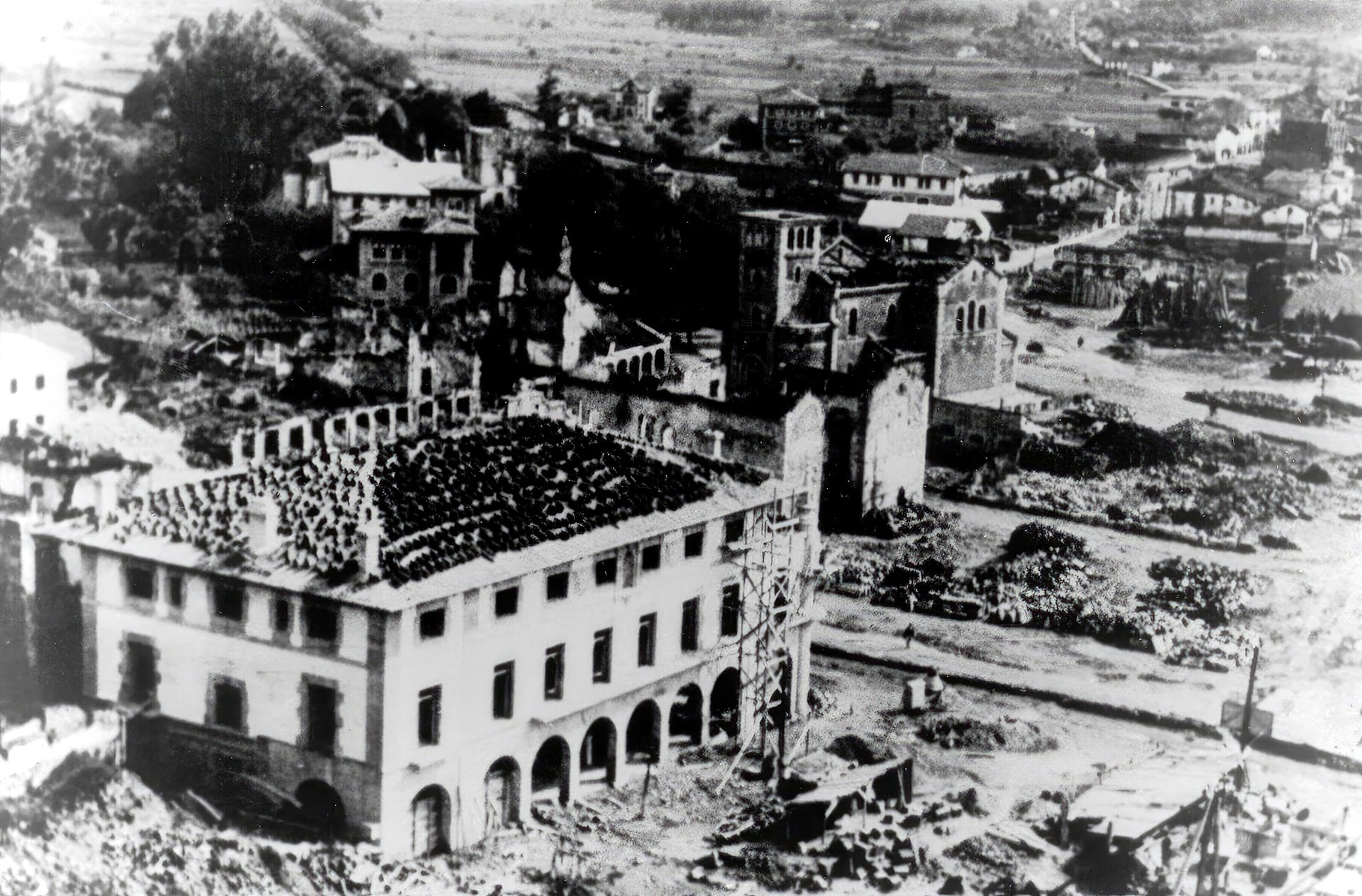 Guernica, símbolo cultural vasco y punto estratégico para la resistencia republicana, fue seleccionada para quebrar la moral civil y militar del frente vasco (Grosby)