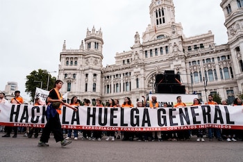 03/10/2026 Numerosas personas sostienen una pancarta con lema 'HAcia la huelga general' durante la manifestación para exigir una reducción del precio de los alquileres de la vivienda, a 3 de octubre de 2026, en Madrid (España). El Sindicato de Inquilinas ha convocado la marcha para reclamar cambios en las políticas de vivienda y una mayor protección para las personas que viven de alquiler. El presidente del Gobierno, Pedro Sánchez, va a dedicar las próximas horas a "analizar" lo sucedido ayer viernes en el Congreso tras la caída de los dos reales decretos de vivienda y estará pendiente de la reacción ciudadana en las calles para decidir si finalmente adelanta las elecciones generales.
POLITICA
Matias Chiofalo - Europa Press