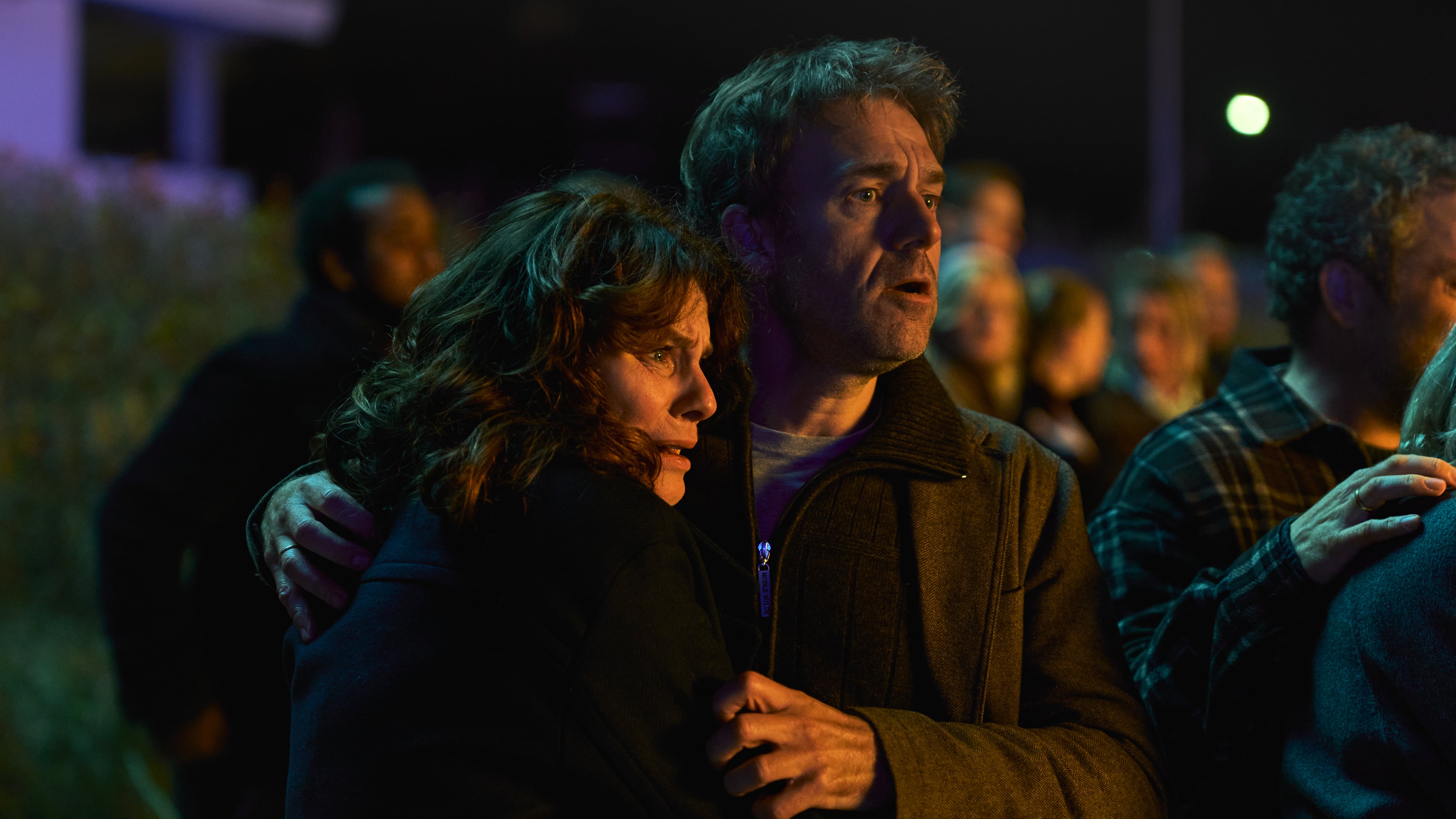 Una villa incendiada altera la vida de un grupo de parejas adineradas. (Netflix)