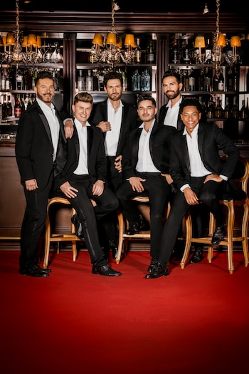 La producción reúne a Marcelo Cezán, Josse Narváez, Mario Lora, Junior Cuesta, Juanse Quintero y César Amaya.