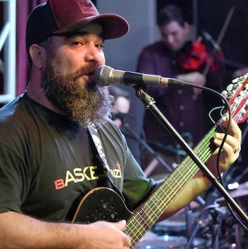 El trovador no es el único que ha sufrido por la violencia que hay en Cuba. (Imagen de cortesía)