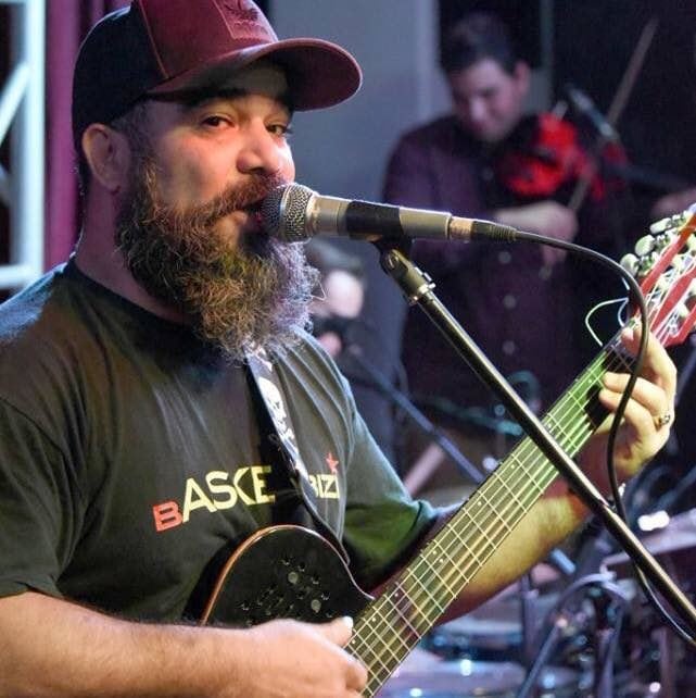 El trovador no es el único que ha sufrido por la violencia que hay en Cuba. (Imagen de cortesía)