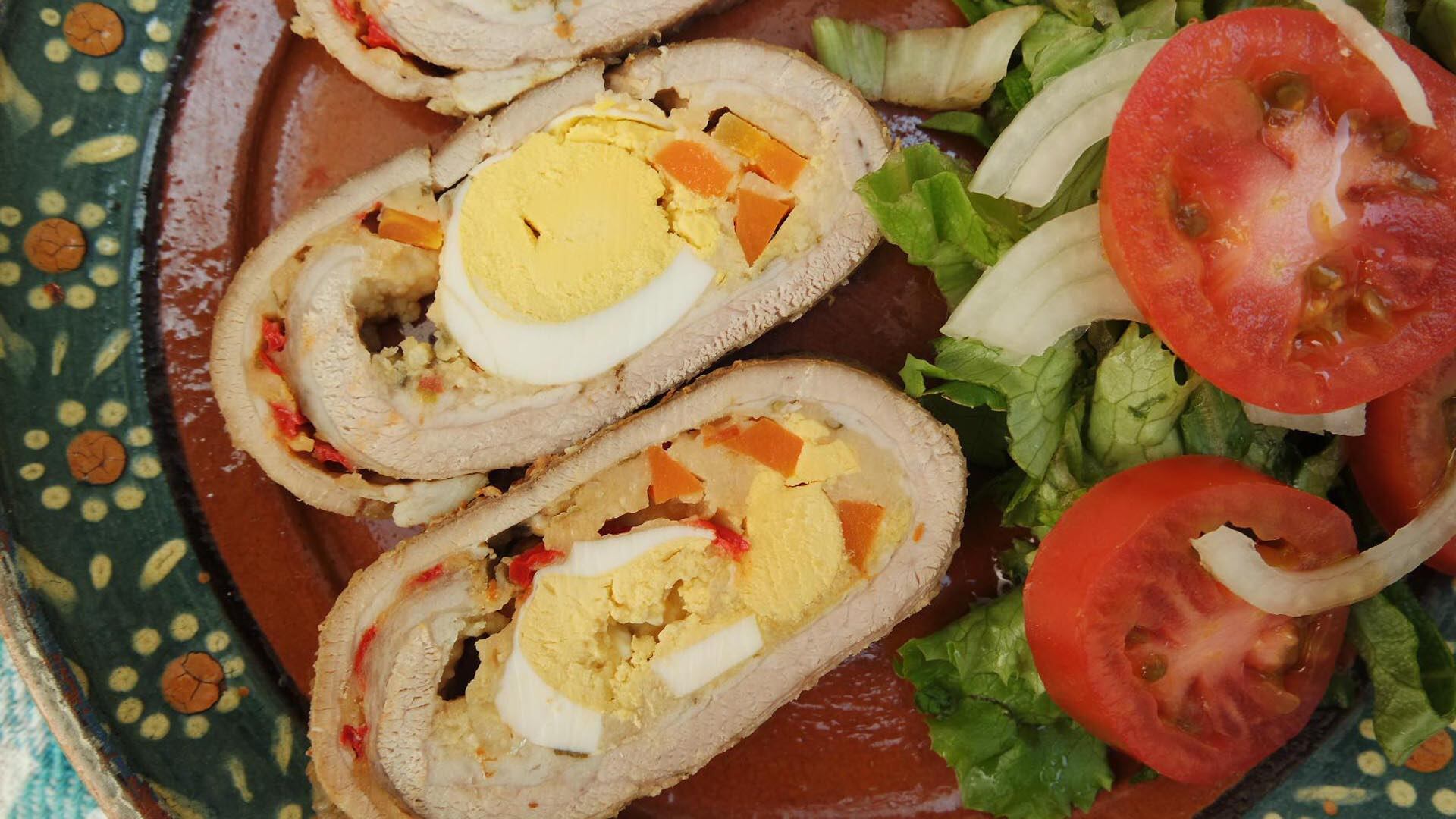 El matambre arrollado al horno con vino es una receta clásica argentina que destaca por su sabor y practicidad (Crédito: Wikimedia)