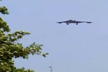Un bombardero B-2 Spirit aterrizando