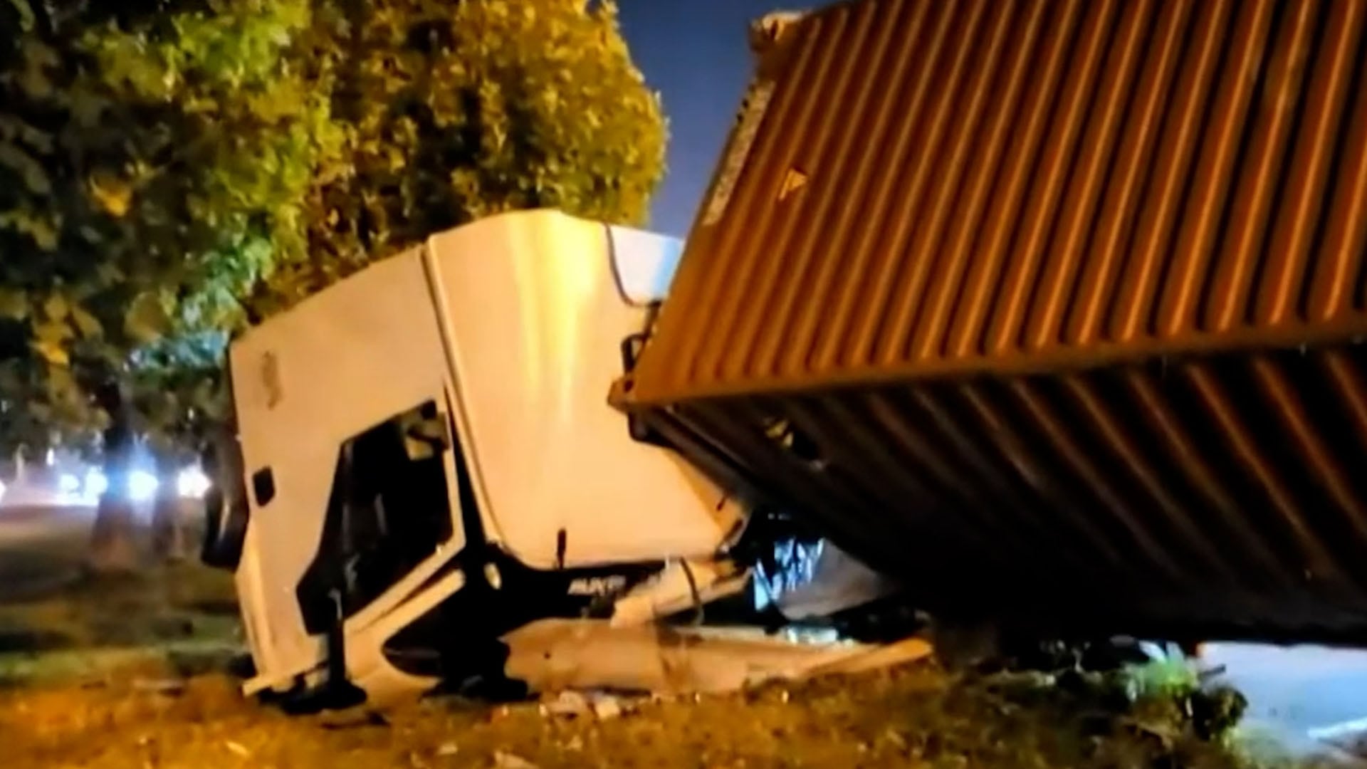 Un camión de carga volcó y quedó de costado a orillas de la Panamericana (Captura TN)