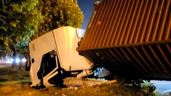 Un camión de carga volcó