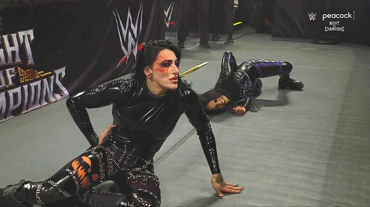 Raquel Rodríguez sorprendió con su fuerza desde el inicio, aplicando potentes Fallaway Slams que pusieron en aprietos a Rhea Ripley en los primeros minutos del combate. (Captura de pantalla)