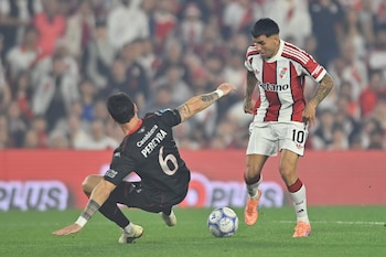 Ángel Correa fue una de las figuras del primer tiempo, pero no pudo convertirle a Hernán Galíndez (@RiverPlate)