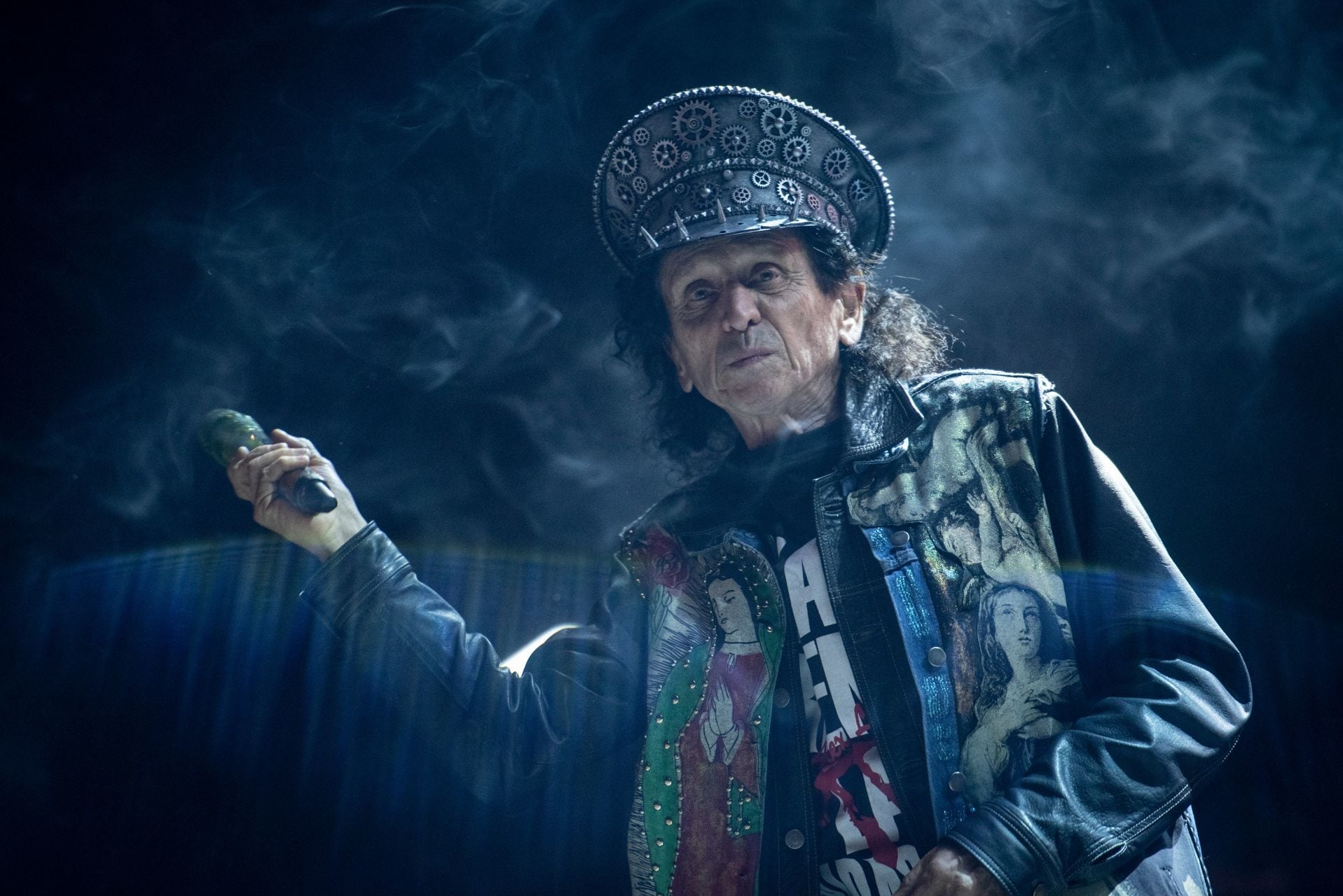 El líder de El Tri incorpora la imagen de la Virgen de Guadalupe en su vestimenta, guitarras y altar personal (Cuartoscuro)