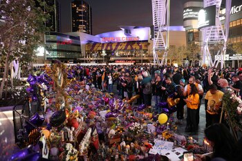 Una multitud se reunió alrededor