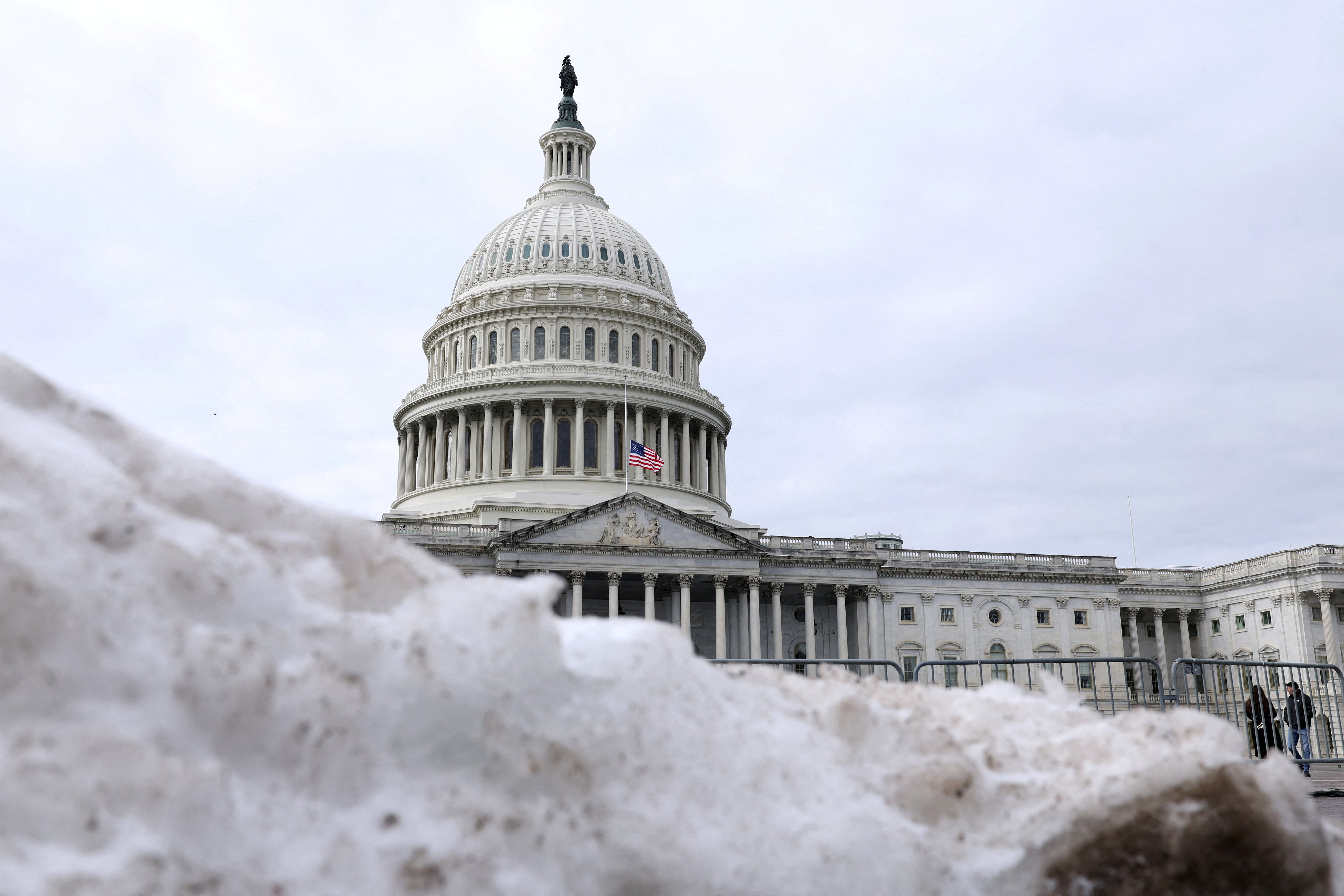 Un montón de nieve se encuentra cerca del Capitolio de los Estados Unidos (REUTERS/Archivo)