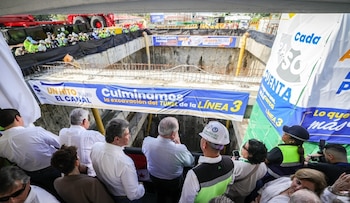 Autoridades frente al lugar donde este 26 de octubre llegó la tuneladora Panamá. (Presidencia)