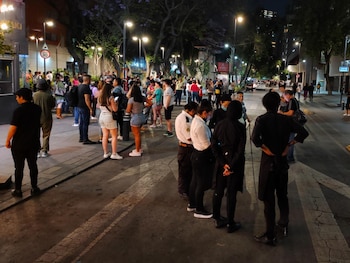 Decenas de personas salieron a las calles del Centro Histórico tras sonar la alerta sísmica. Según información preliminar, el movimiento telúrico fue de 5.2 grados y se produjo en Puerto Escondido, Oaxaca.