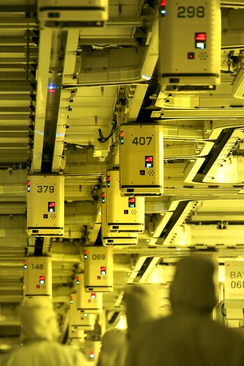 Las cápsulas unificadas de apertura frontal, también conocidas como FOUP, transportan obleas de silicona en GlobalFoundries. DEBE CRÉDITO: Foto para The Washington Post por Cindy Schultz