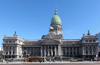 Fernández Sagasti afirmó que la Ley de Tierras no prohíbe la inversión extranjera, sino que fija límites, y cuestionó al Gobierno por el RIGI y la falta de beneficios para pymes