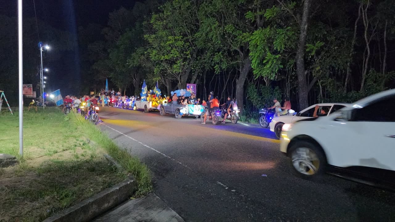 La tragedia en Guatemala dejó dos adolescentes muertos durante un recorrido de antorcha patria por las fiestas de Independencia. (Redes Sociales)