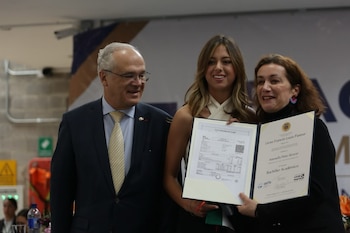 El Liceo Francés Louis Pasteur fue el escenario donde Antonella Petro recibió su diploma de bachiller de la mano del embajador de Francia en Colombia, Sylvain Itté - crédito @lycee_francais_louis_pasteur/Instagram