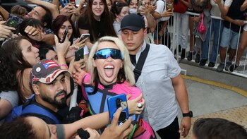 Divertida, Miley Cyrus posó para