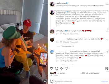 Un hombre con gorra roja de Mario y una mujer con gorra verde de Luigi celebran el cumpleaños de un niño disfrazado. Hay una torta con velas y confeti