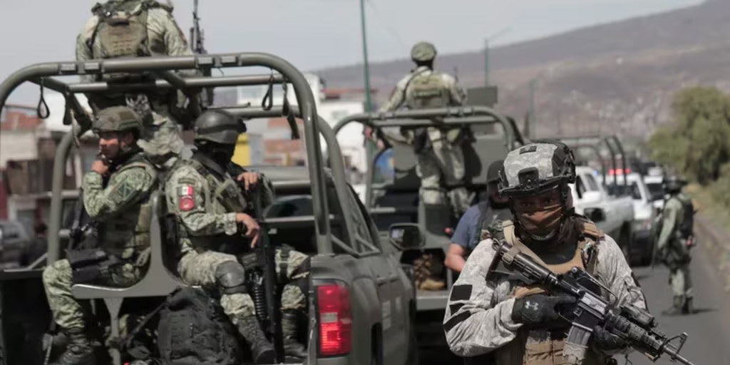 Detienen a grupo de cinco hombres armados en Sinaloa; aseguran equipo táctico y droga - Infobae