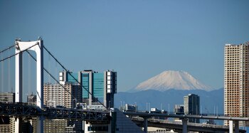 Vista del Monte Fuji tomada desde detrás del Puente del Arcoiris en Tokio (Japón). EFE/Franck Robichon/Archivo