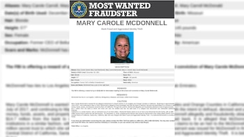 Ficha de búsqueda del FBI con la fotografía y datos personales de Mary Carole McDonnell bajo el título Most Wanted Fraudster