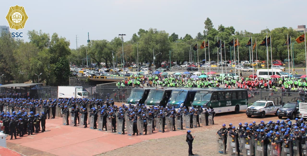 Cientos de elementos de seguridad y vehículos policiales se despliegan en el Estadio Olímpico Universitario para garantizar el orden durante el partido entre Pumas y Cruz Azul, con aficionados congregados en los accesos. (X/ @SSC_CDMX)