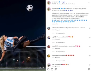 Mujer rubia con camiseta de fútbol de Argentina, shorts y botas negras, patea un balón en un campo por la noche