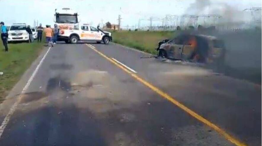 El choque frontal entre un Ford Falcon y un Chevrolet Meriva provocó el incendio total de uno de los vehículos (La Nueva)