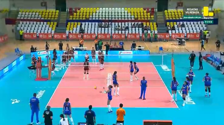 Las jugadoras de Universitario de Deportes y Deportivo Géminis ingresan a la cancha del Polideportivo Lucha Fuentes antes del inicio del partido en Villa El Salvador. - Crédito: Latina