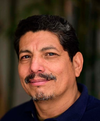 Retrato de Yuri Cortez, fotoperiodista salvadoreño reconocido internacionalmente por su trayectoria y cobertura de eventos históricos (Foto cortesía AFP).