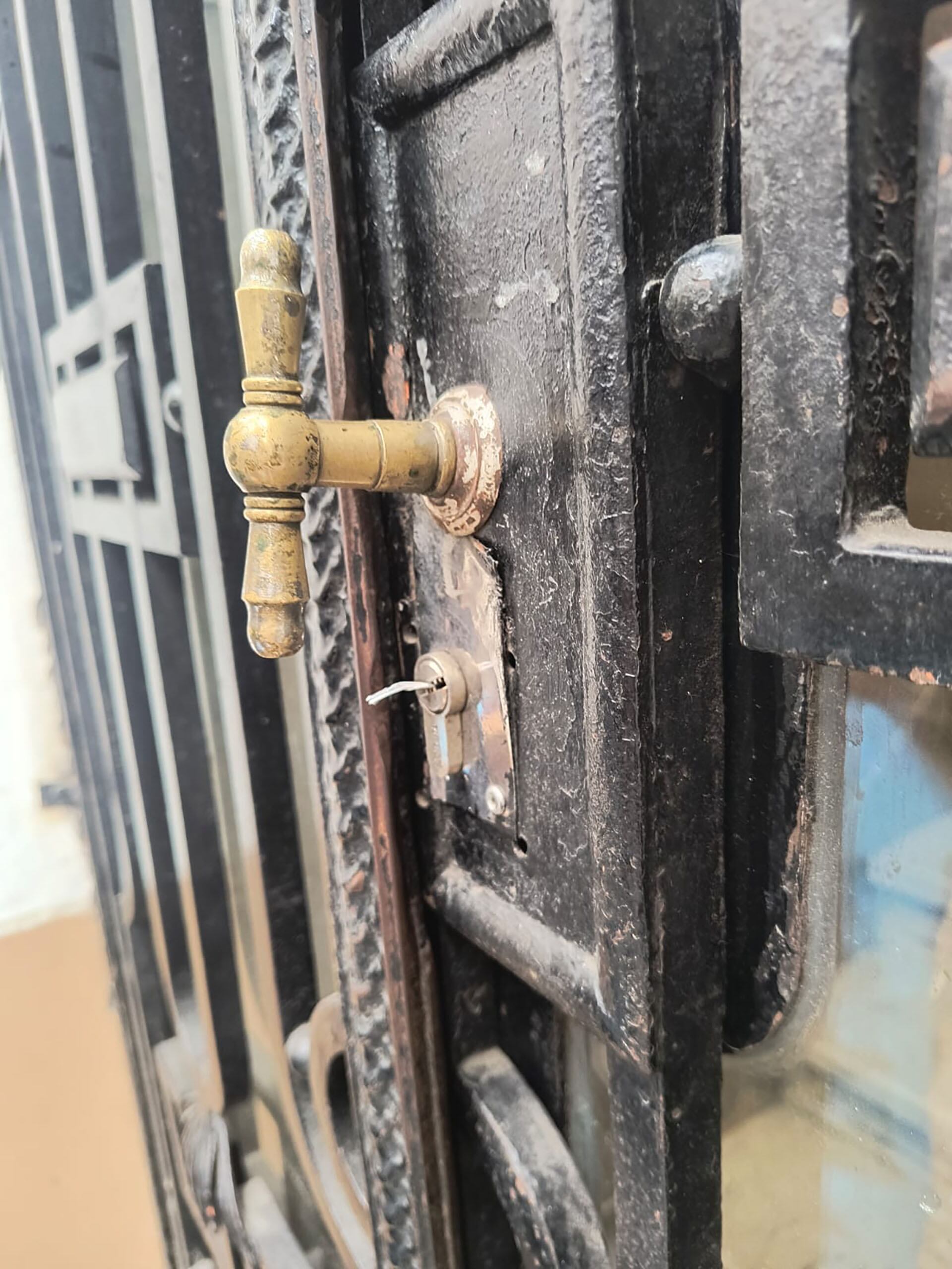 Las yugas dentro de la cerradura de la propiedad que pretendían robar